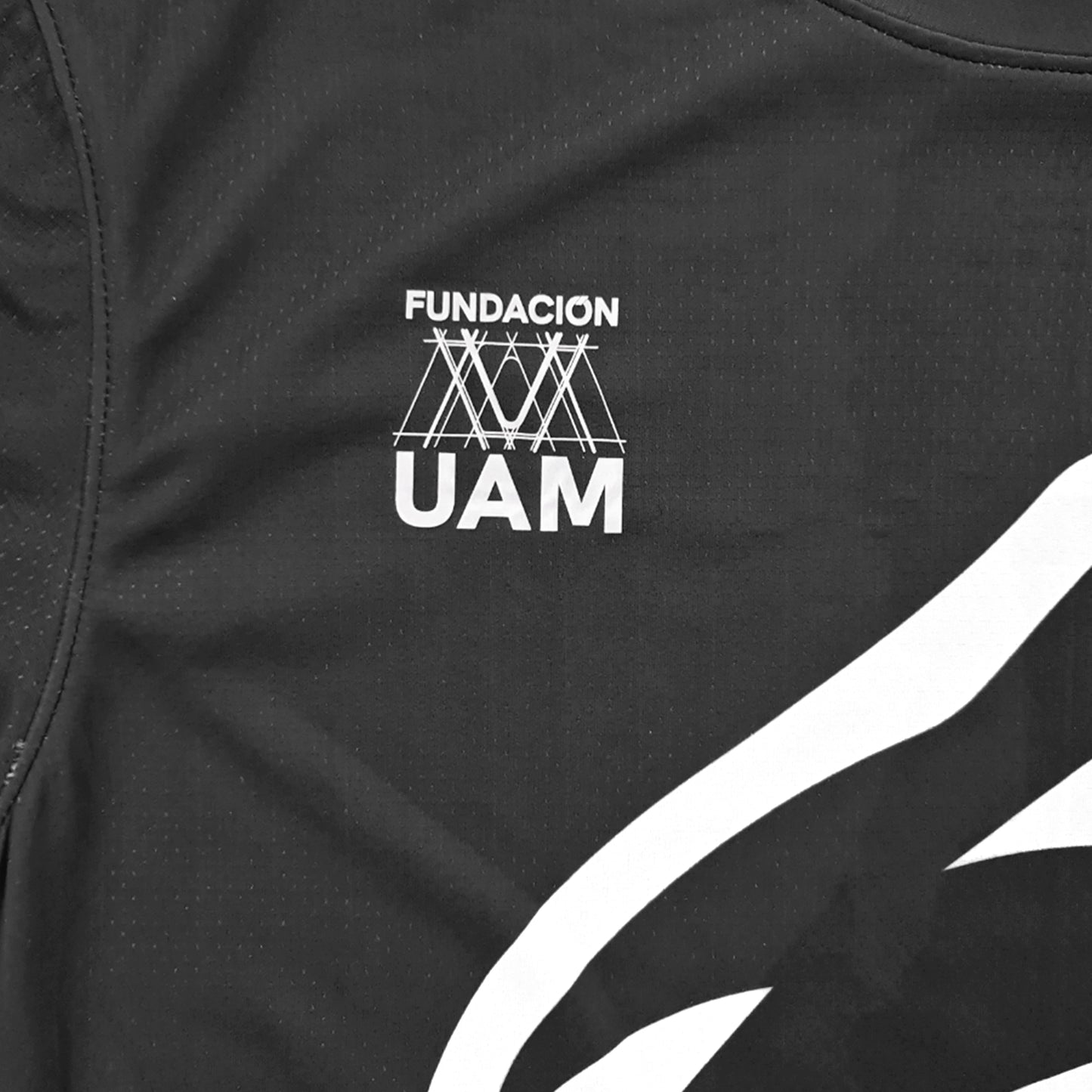PLAYERA NEGRA FUNDACIÓN UAM