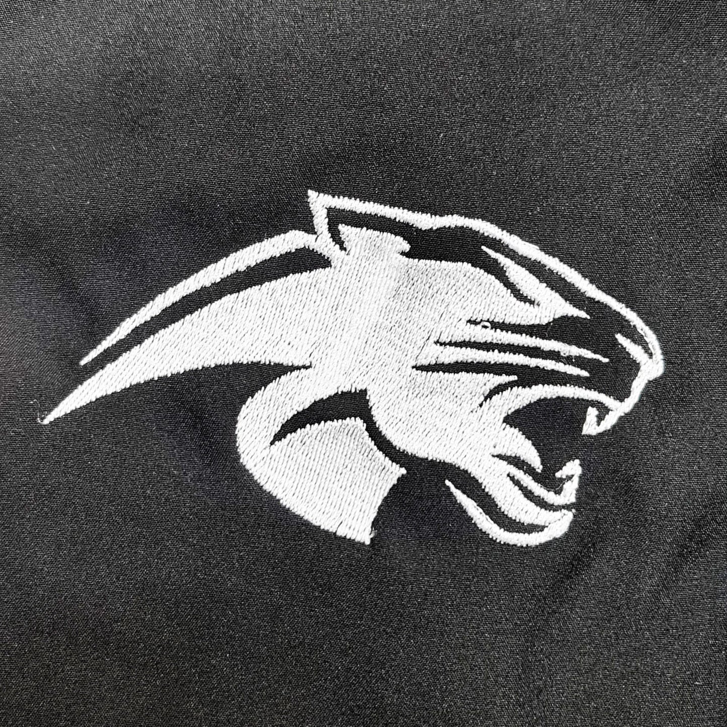 CHAMARRA NEGRA FUNDACIÓN UAM (logo dorado)