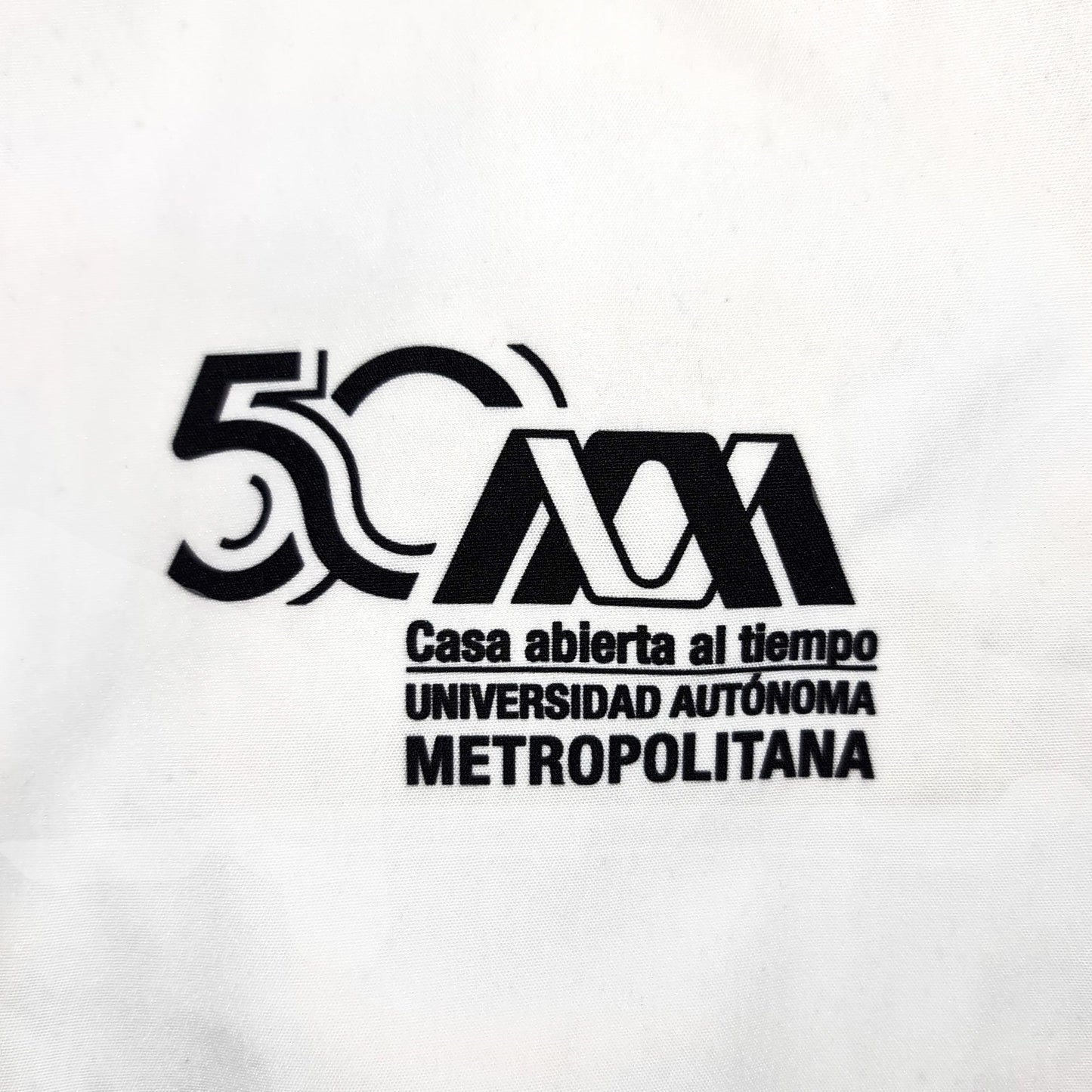CHAMARRA NEGRA FUNDACIÓN UAM (logo dorado)