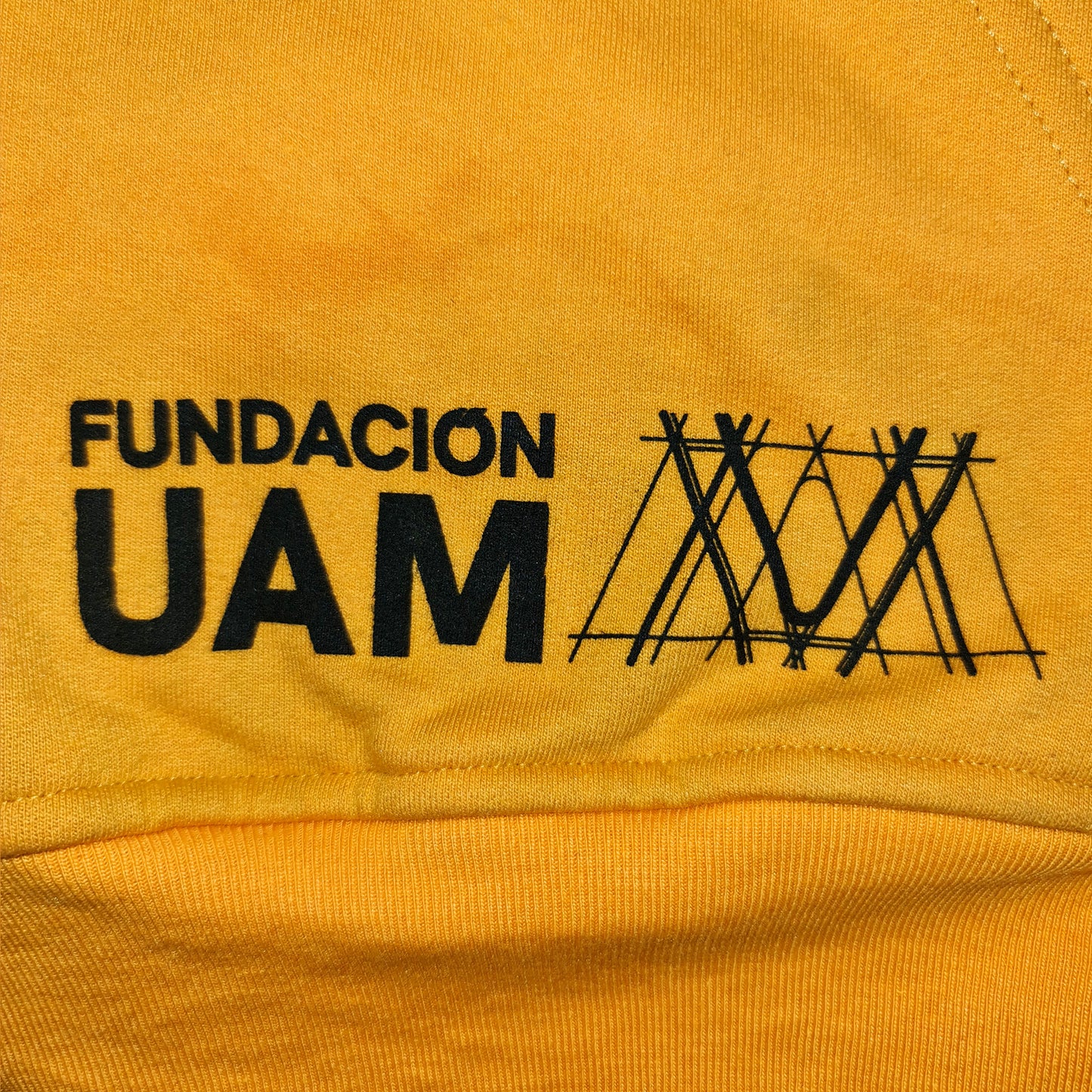 SUDADERA AMARILLA FUNDACIÓN UAM